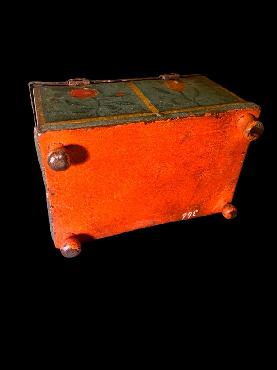 A Small Chest With Key And Padlock - 17th Century-photo-2