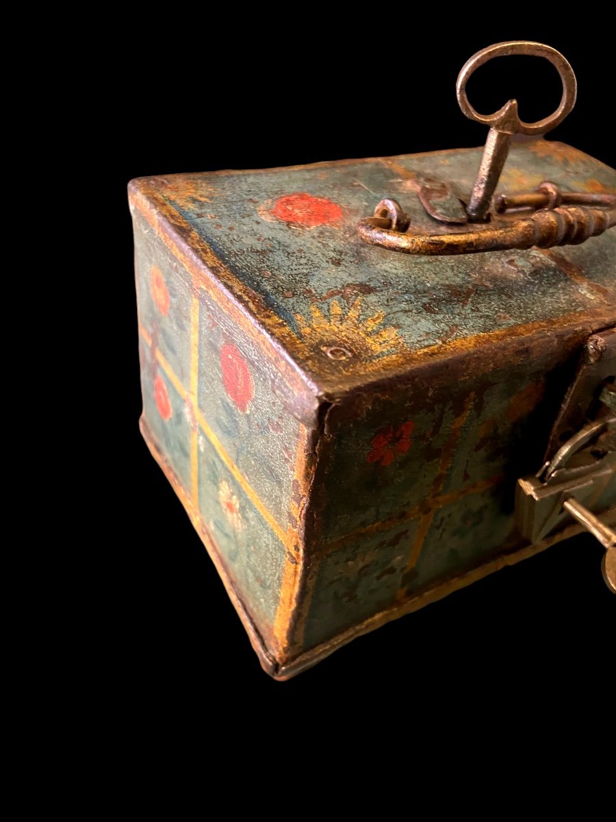 A Small Chest With Key And Padlock - 17th Century-photo-5