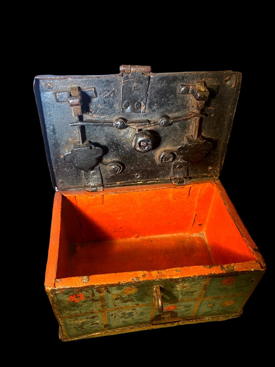 A Small Chest With Key And Padlock - 17th Century-photo-6