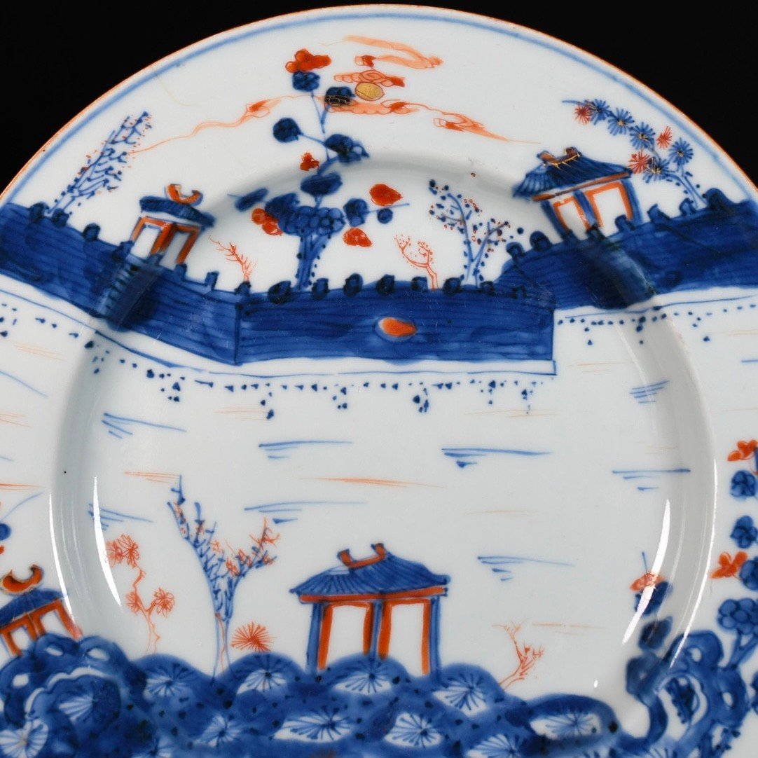 Assiette En Porcelaine "Walled-City" à Décor Bleu, Rouge Et Or - Chine XVIIIe  Période Kangxi-photo-2