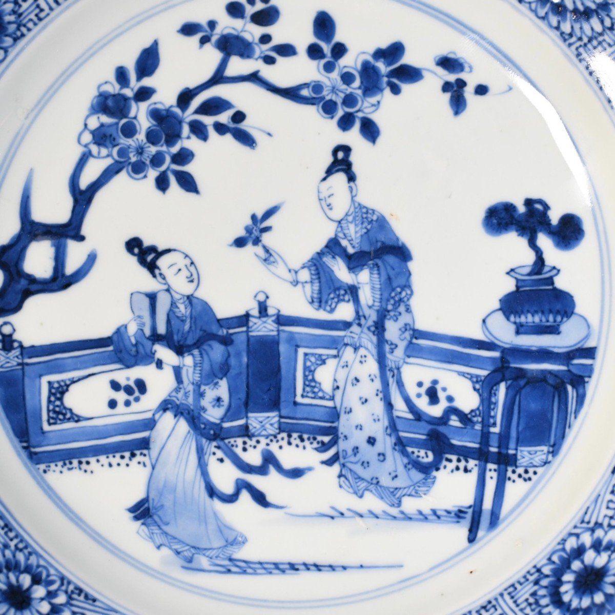 Assiette à Décor De Personnages Sur Un Balcon - Chine XVIIIe Période Kangxi-photo-1