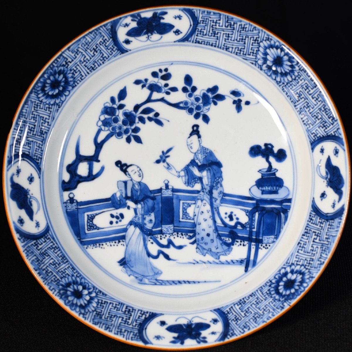 Assiette à Décor De Personnages Sur Un Balcon - Chine XVIIIe Période Kangxi