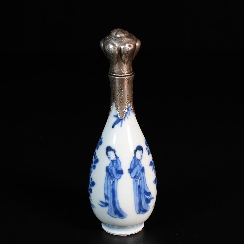 Flacon En Porcelaine à Décor Bleu Et Blanc Dit de "Long Eliza" - Chine XVIIIe Période Kangxi