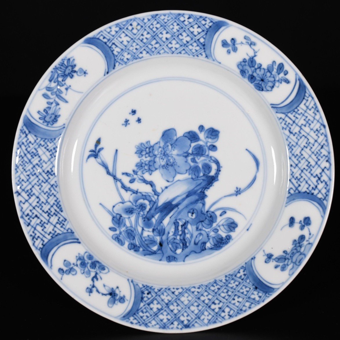 Petite Assiette En Porcelaine à Décor Bleu Et Blanc De Fleurs - Chine XVIIe Période Kangxi