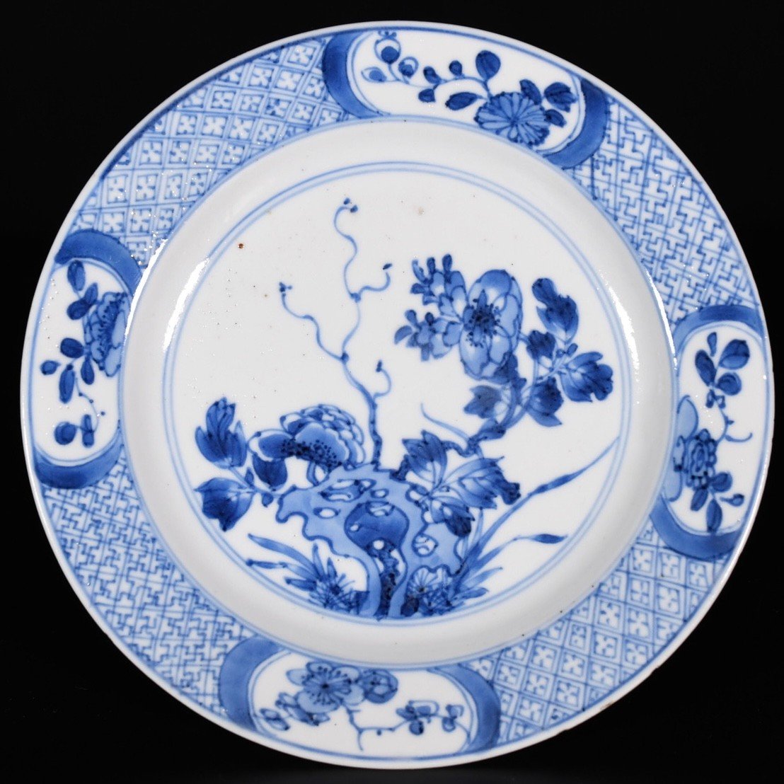 Petite Assiette En Porcelaine à Décor Bleu Et Blanc De Fleurs - Chine XVIIe Période Kangxi