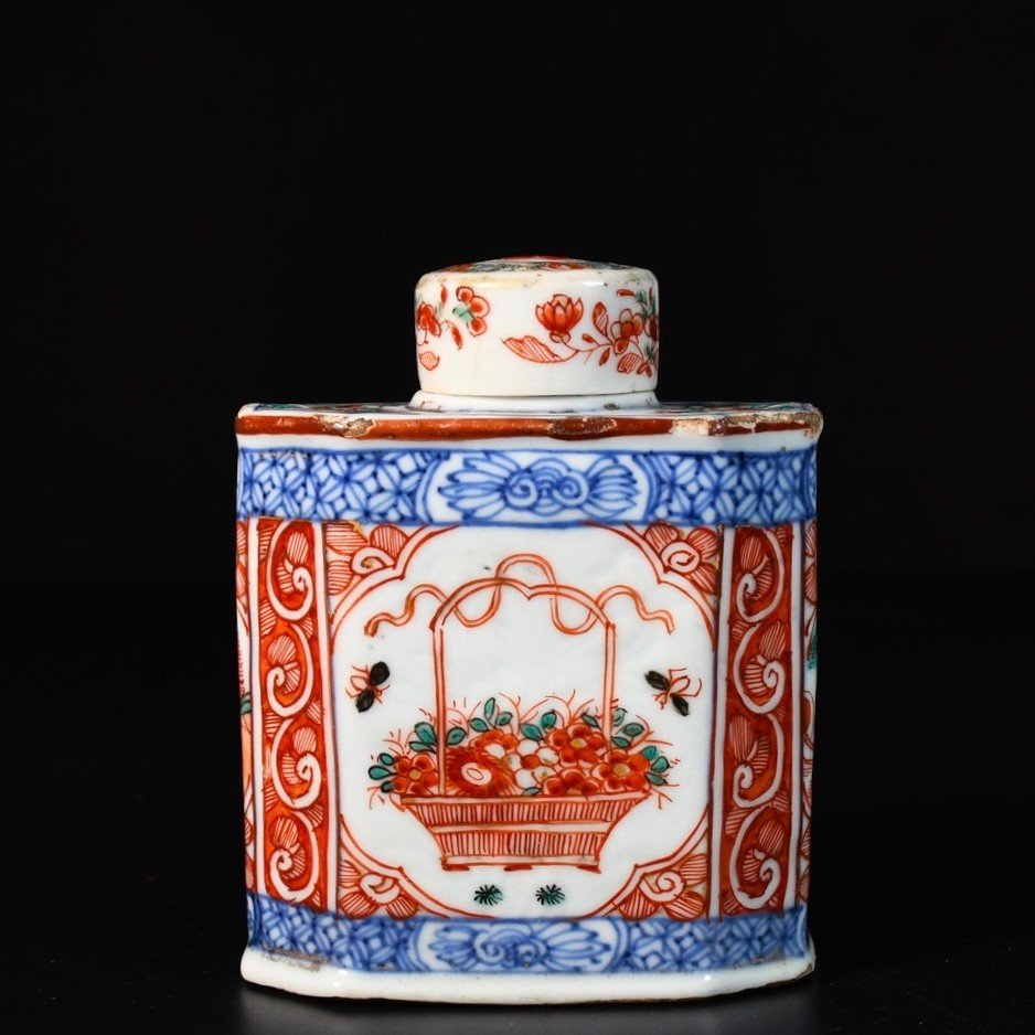 Porcelain Tea Box With Kakiemon Style Decor - China 18th Century Kangxi Period