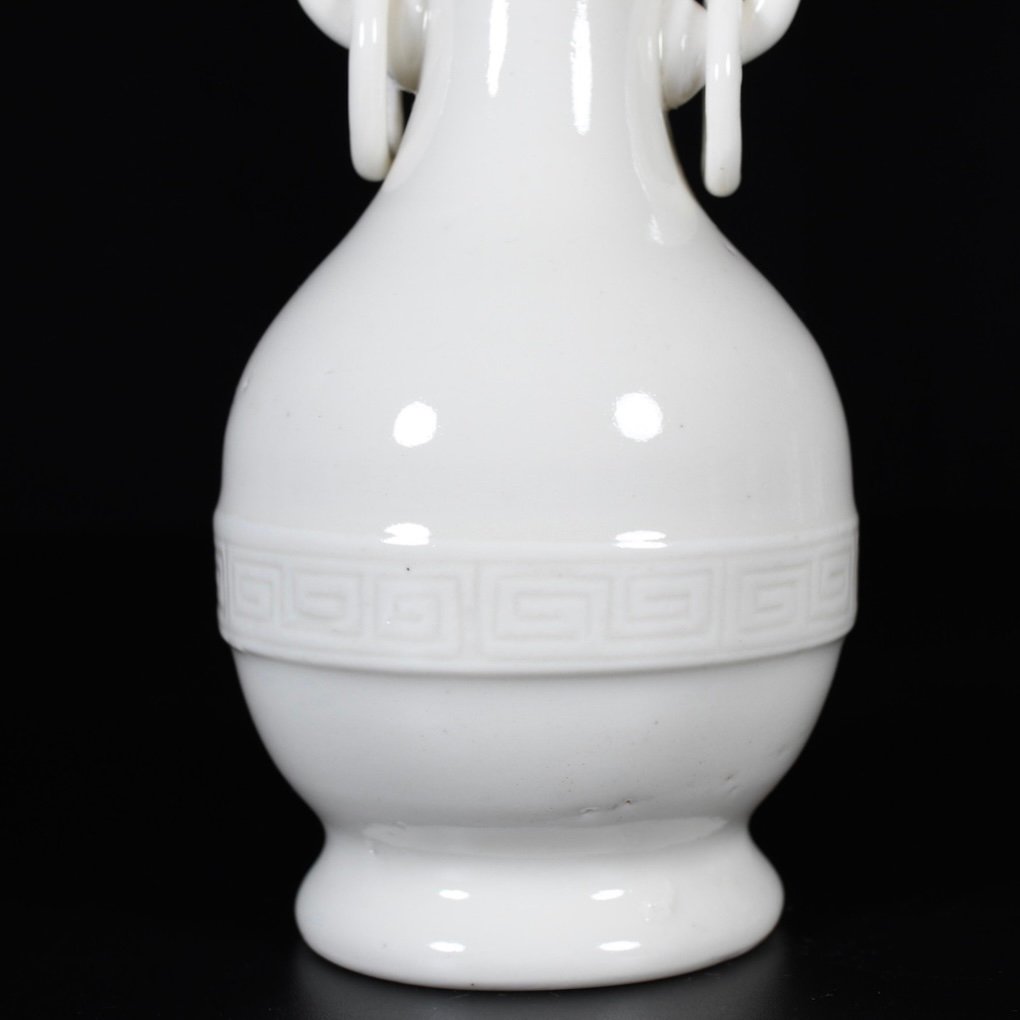 Vase En Porcelaine « Blanc De Chine » à Anses Et Anneaux Mobiles - Chine Période XVIIIe Kangxi -photo-3