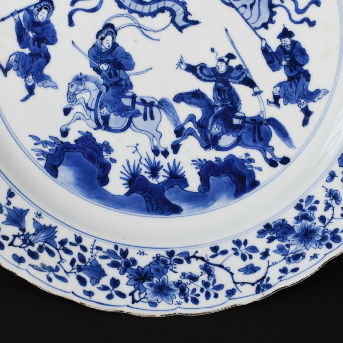 Large Porcelain Dish With Blue And White Decor Of Horsemen - China 18th Kangxi Period-photo-4