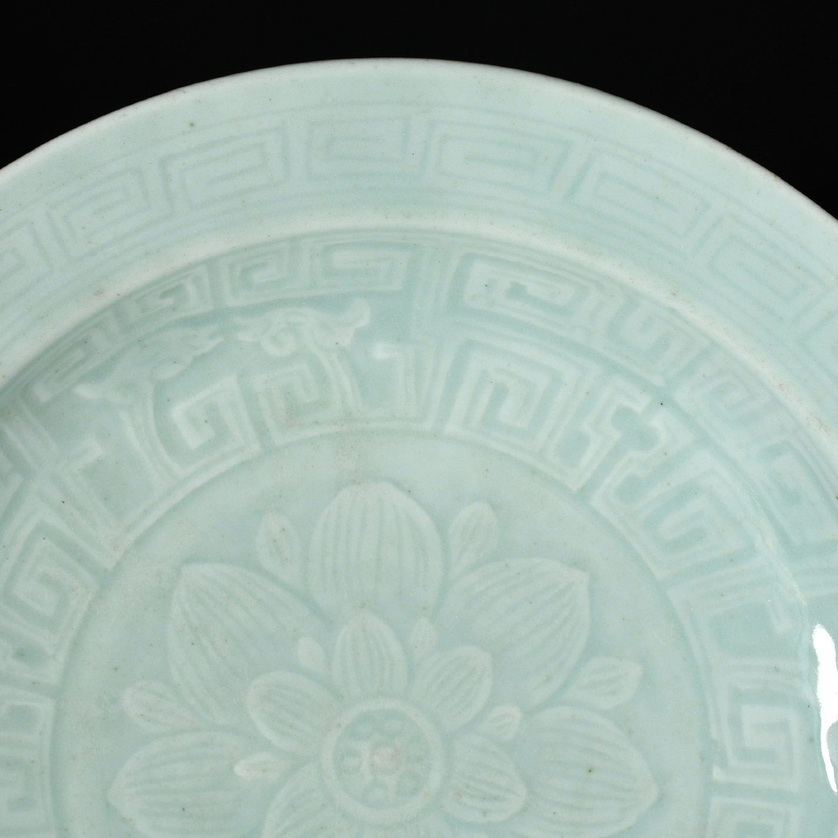 Plat En Porcelaine  à Décor Incisé d'Une Fleur De Lotus - Chine XVIIIe Période Qianlong-photo-2