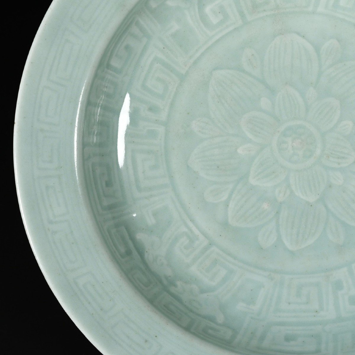 Plat En Porcelaine  à Décor Incisé d'Une Fleur De Lotus - Chine XVIIIe Période Qianlong-photo-1