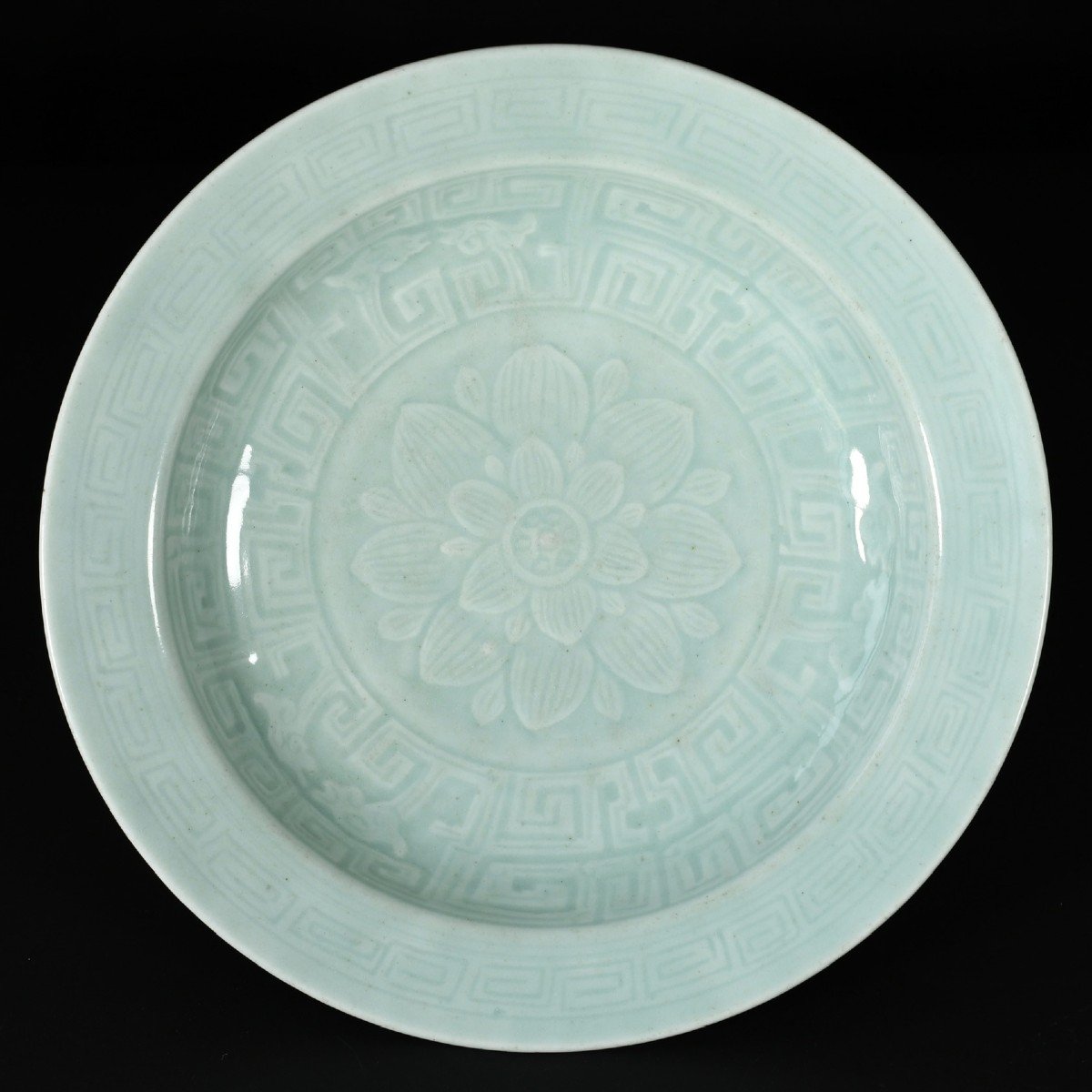 Plat En Porcelaine  à Décor Incisé d'Une Fleur De Lotus - Chine XVIIIe Période Qianlong