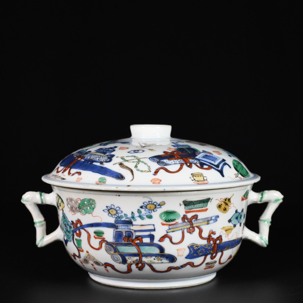 Doucai "hundred Antiques" Ecuelle - China, 18th Century Kangxi Period