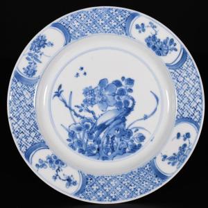 Petite Assiette En Porcelaine à Décor Bleu Et Blanc De Fleurs - Chine XVIIe Période Kangxi