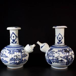 Ensemble De Kendi Bleu et Blanc Formant Paire En Porcelaine d'Arita - Japon XVIIe Période Edo