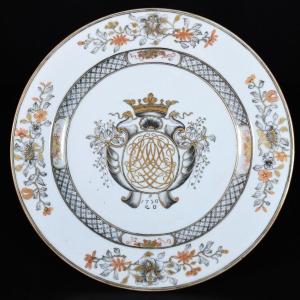 Porcelain Plate With Grisaille And Gold Decor Of A Coat Of Arms - China 18th Qianlong Period