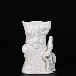 Rare Vase En Porcelaine Figurant Un Tronc De Pin - Chine XVIIIe Période Qianlong