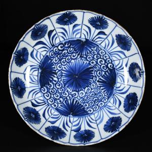 Coupe Polylobée En Porcelaine à Décor Dit "Aster", Bleu Et Blanc -  Chine XVIIIe Période Kangxi