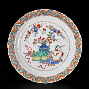 Assiette Aux émaux de la Famille Verte à décor d'antiquités - Chine XVIIIe Période Kangxi 