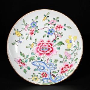 Porcelain Saucer  With Famille Rose Enamels And Flower Decor - China 18th Century Circa 1730