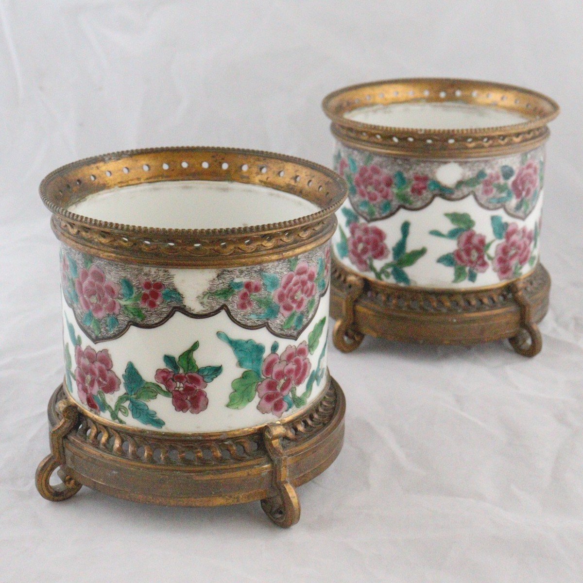 French 19th Century Pair Of Porcelain Cache-pots-photo-3