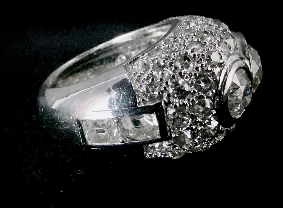 18k White Gold Ring Set With An Old Cut Diamond Of 2.50 Carats And 2 Of 0.75 Carats-photo-4