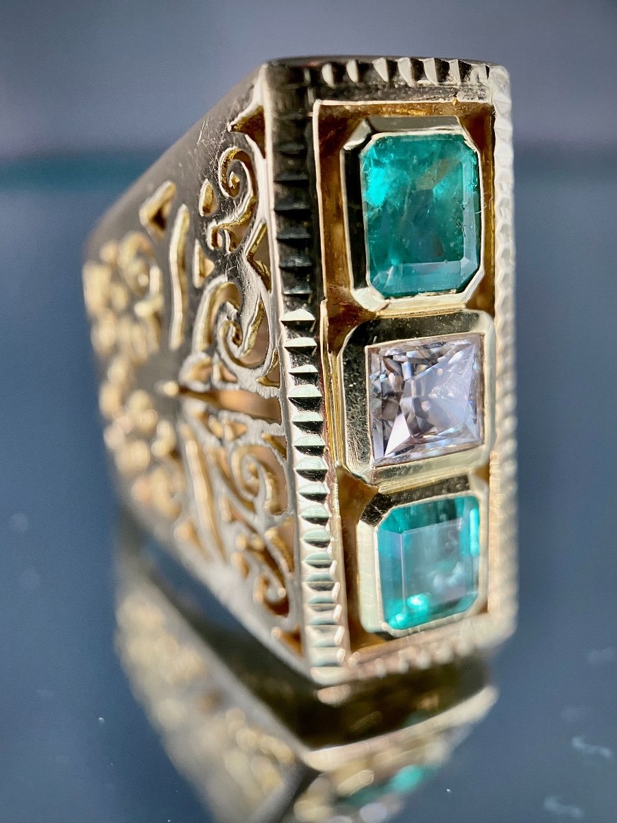 Antique Ring In Chiselled Yellow Gold Set With 2 Emeralds Of 1 Carat Each And 1 Diamond Of 1 Ct-photo-2