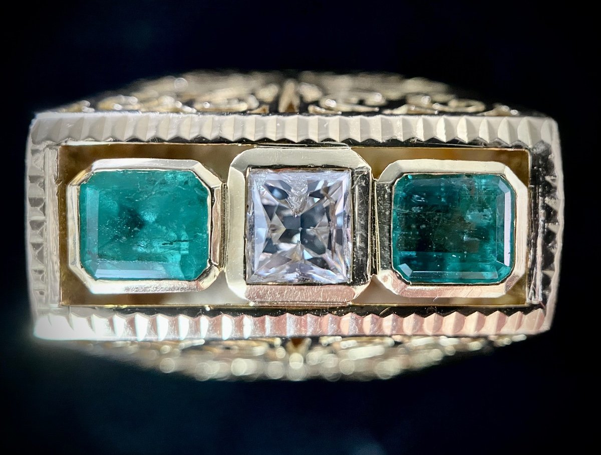 Antique Ring In Chiselled Yellow Gold Set With 2 Emeralds Of 1 Carat Each And 1 Diamond Of 1 Ct-photo-7