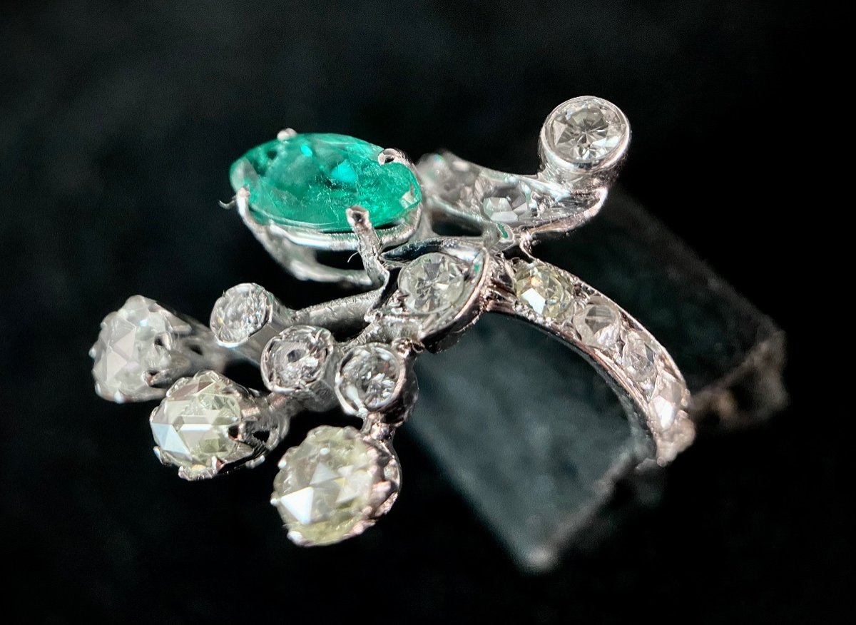 White Gold Ring Set With A 1 Carat Emerald And Diamond Roses