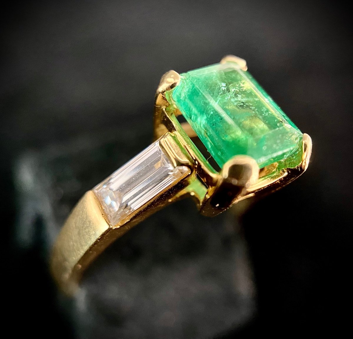 Yellow Gold Ring Set With A 1.25 Carat Emerald And Two Baguette Cut Diamonds 0.70 Ct-photo-4