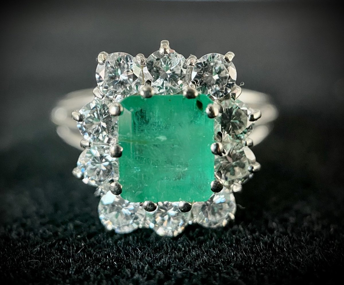 White Gold Ring Set With A 1.10 Carat Emerald Surrounded By 1.30 Carats Of Brilliants-photo-1