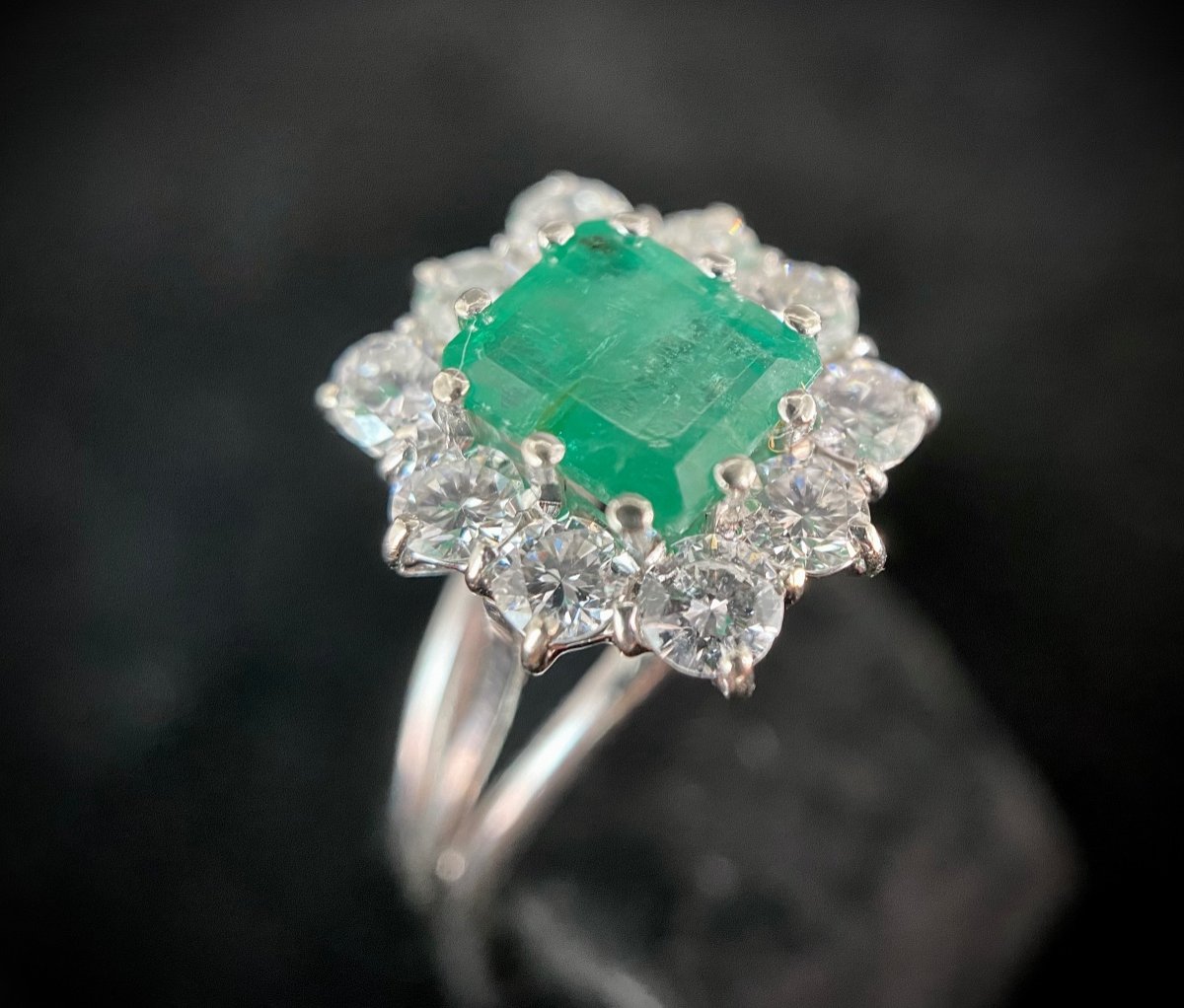 White Gold Ring Set With A 1.10 Carat Emerald Surrounded By 1.30 Carats Of Brilliants-photo-3