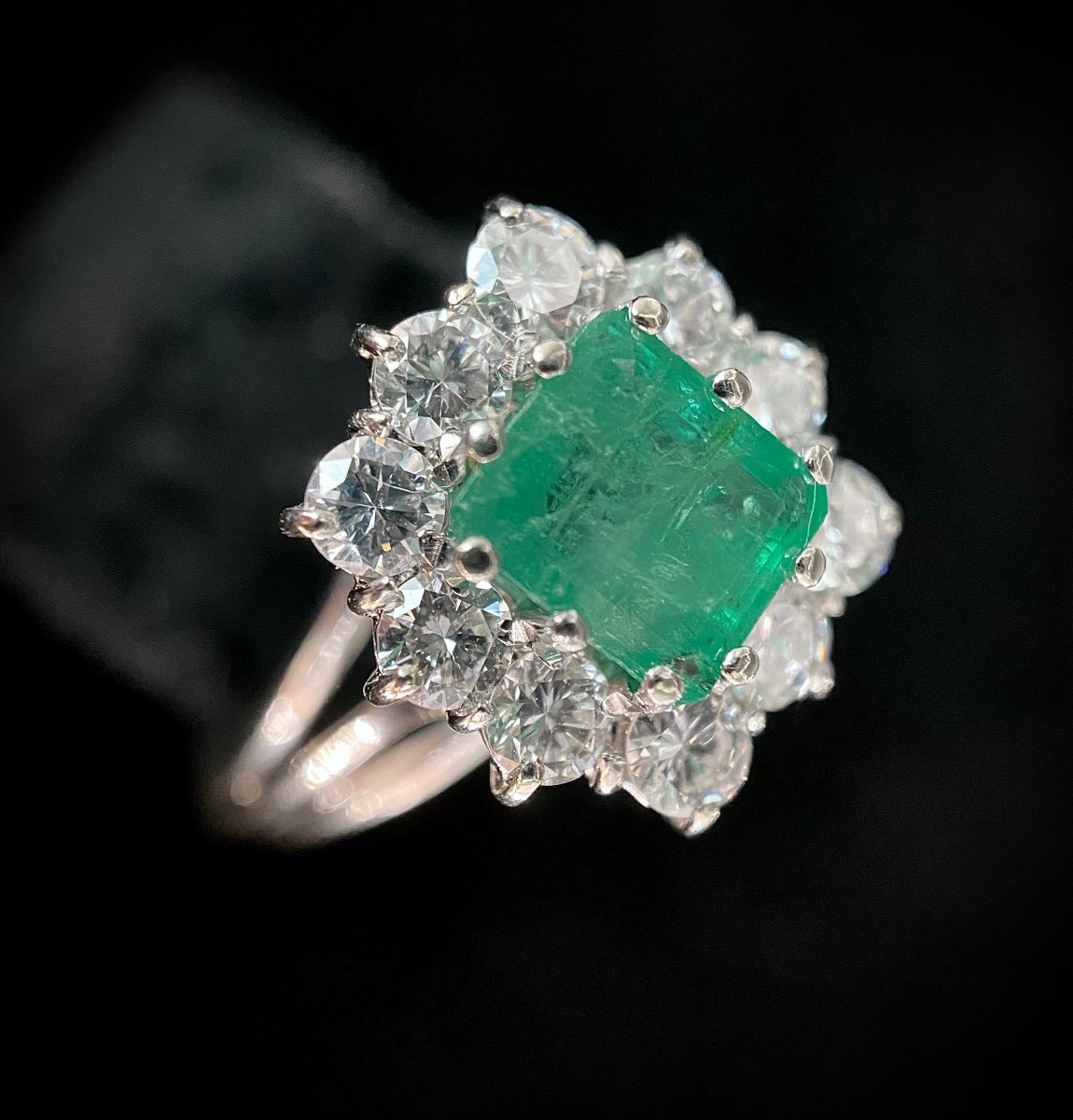 White Gold Ring Set With A 1.10 Carat Emerald Surrounded By 1.30 Carats Of Brilliants-photo-4