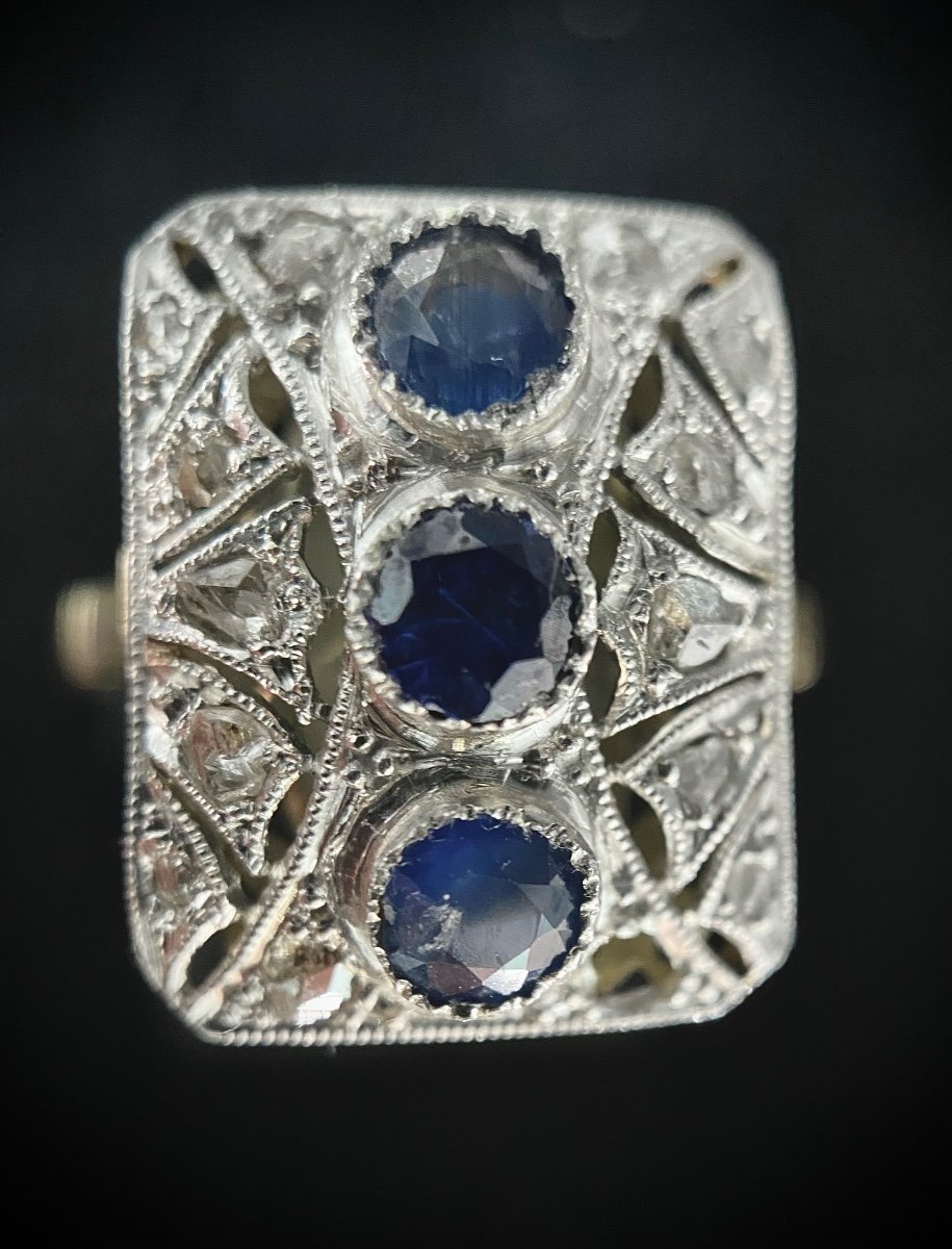 Yellow Gold And Platinum Art Deco Ring Set With 3 Sapphires Of 0.25 Carat Each And Diamond Roses-photo-4