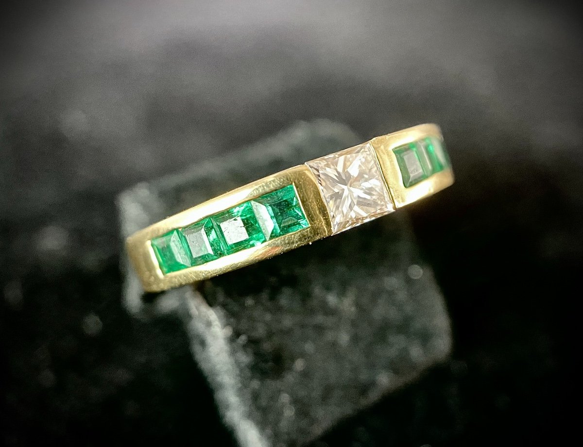 18k Still Yellow Ring With A Princess Cut Diamond (vs-g/h) And 8 Emeralds