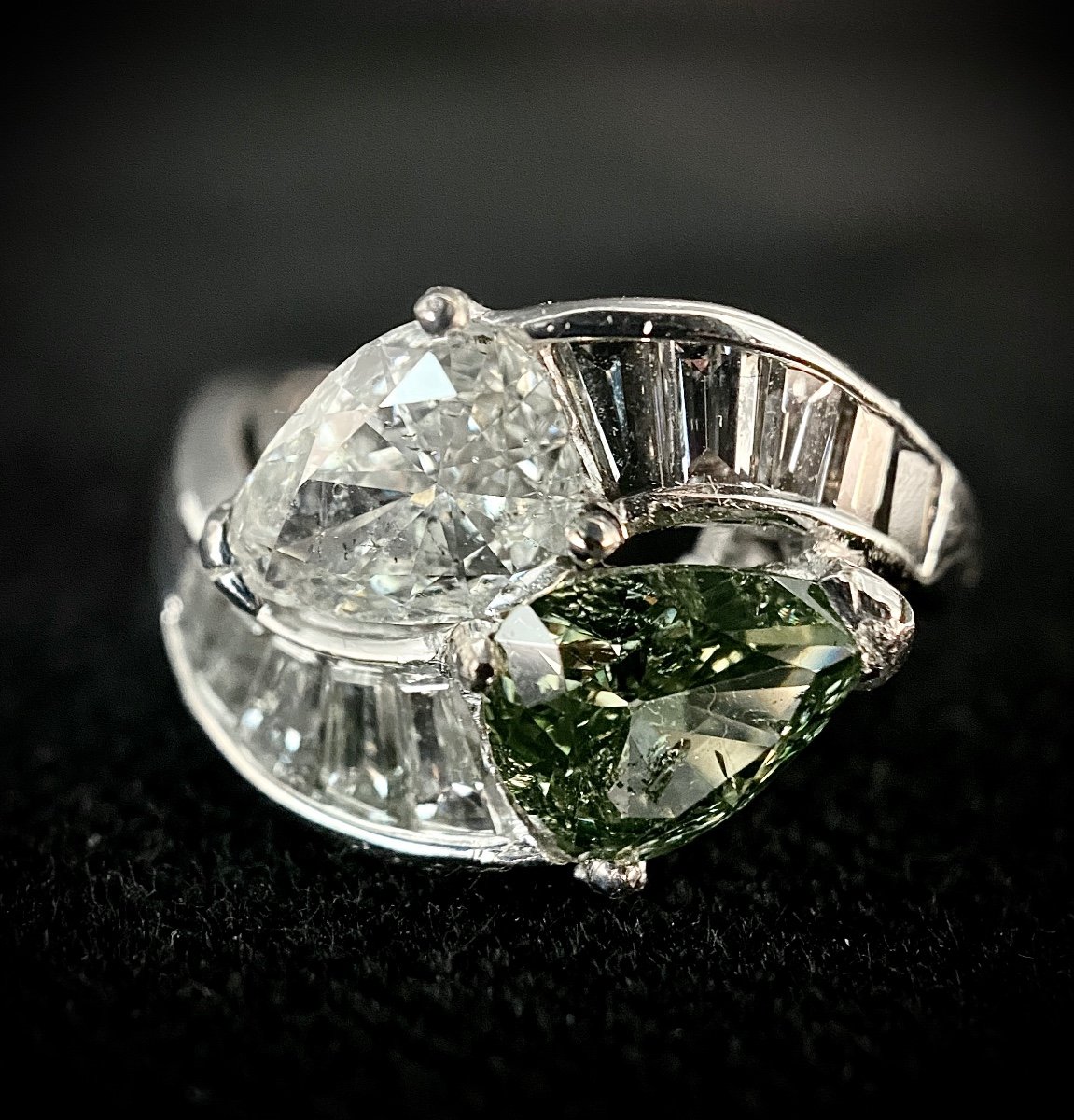 Bague  En Or Et Platine Sertie De 2 Diamants Blanc Et Vert Taillés En Poire De 1 Carat Chacun-photo-3