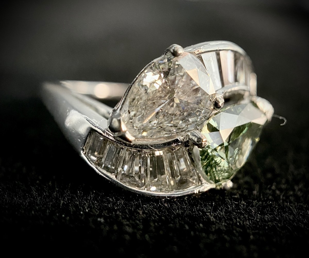 Bague  En Or Et Platine Sertie De 2 Diamants Blanc Et Vert Taillés En Poire De 1 Carat Chacun-photo-4