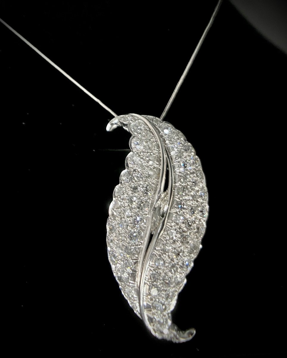 Leaf Shaped Pendant Set With 4.65 Carats