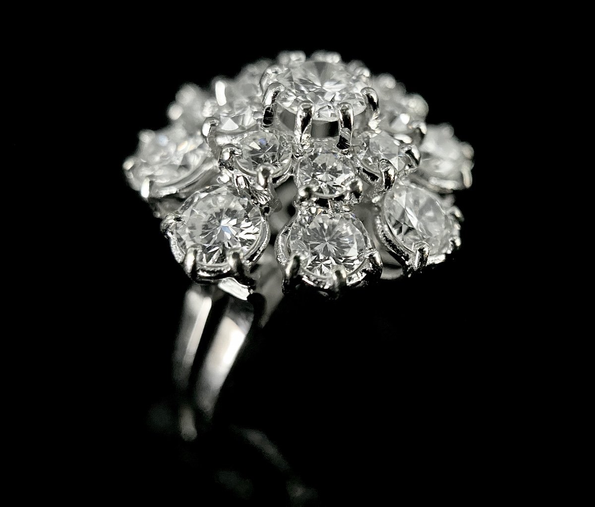 18k White Gold Ring With 0.45 Carat (vs-g/h) Central Diamond Surrounded By 2.70 Carats