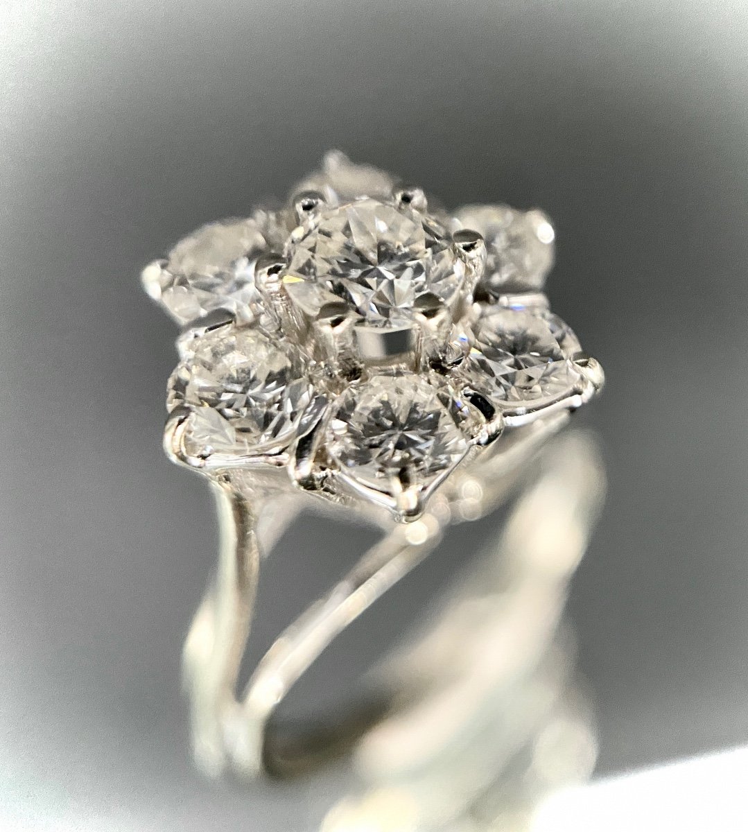 Marguerite Model Ring In White Gold With A Central Diamond Of 0.30 (si-e/f) And A Surround Of 1.20 Carats-photo-4