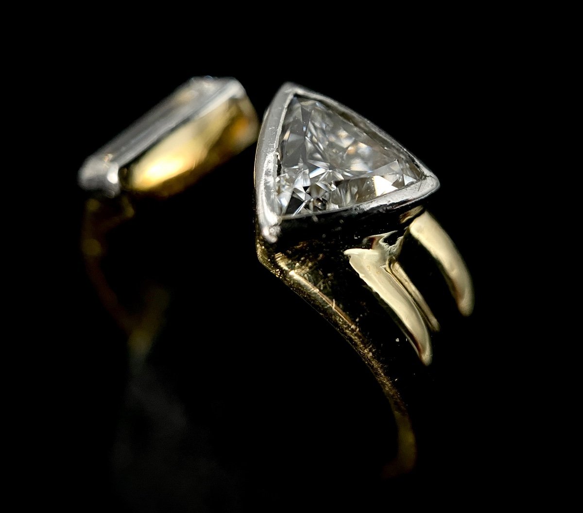 18k Yellow Gold Ring With 0.90 Carat Triangle Diamond (vs-g/h) And 0.35 Ct Baguette Diamond (si-g/h)-photo-1