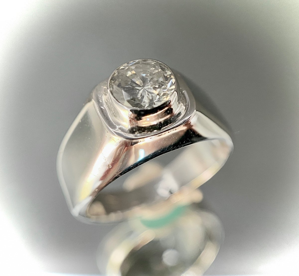 18k White Gold Signet Ring Set With A 0.85 Carat Brilliant-photo-1