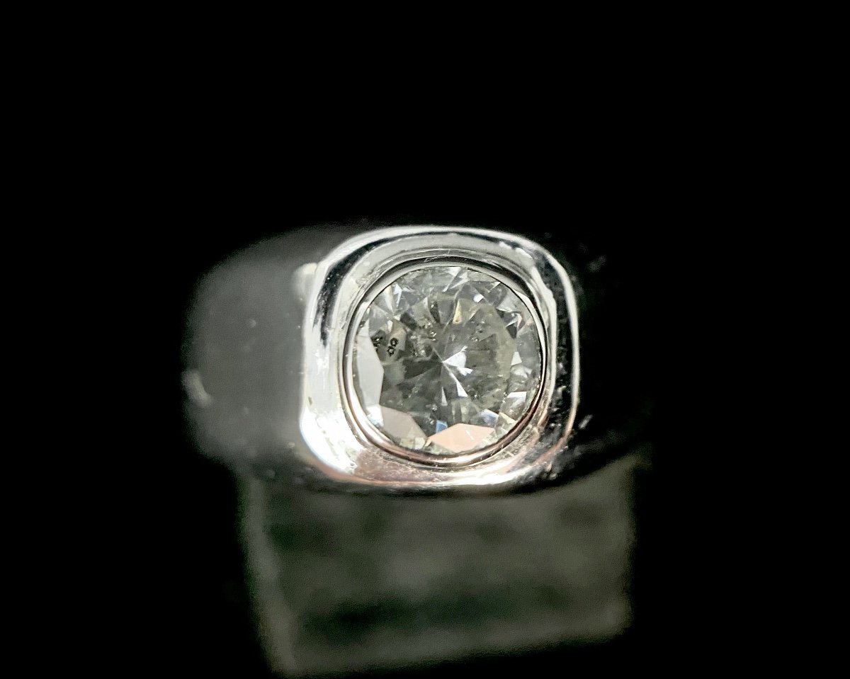 18k White Gold Signet Ring Set With A 0.85 Carat Brilliant-photo-2