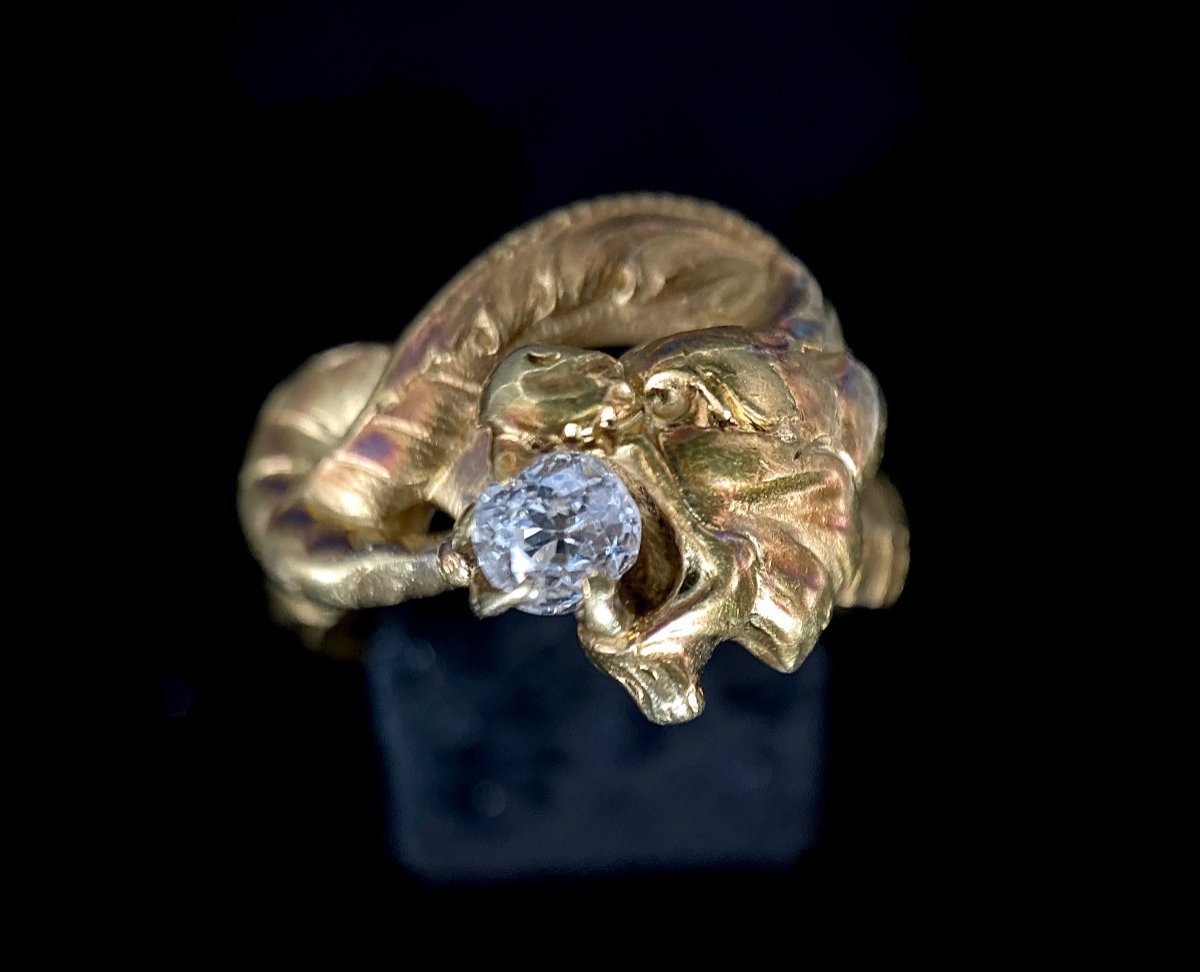 Bague Solitaire XIXème siècle, En Or 18k, Tête De Chimère Tenant Un Diamant De 0,25 Carat