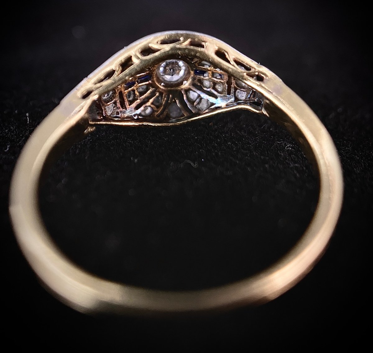 Art Deco Ring In Two-tone Gold Set With An Old-cut Diamond, Diamond Roses And Sapphires-photo-4