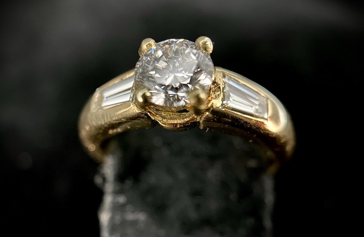 18k Yellow Gold Ring Set With A 0.75 Carat (vs-g/h) Brilliant And 2 Trapezoid Diamonds 0.50 Ct-photo-1