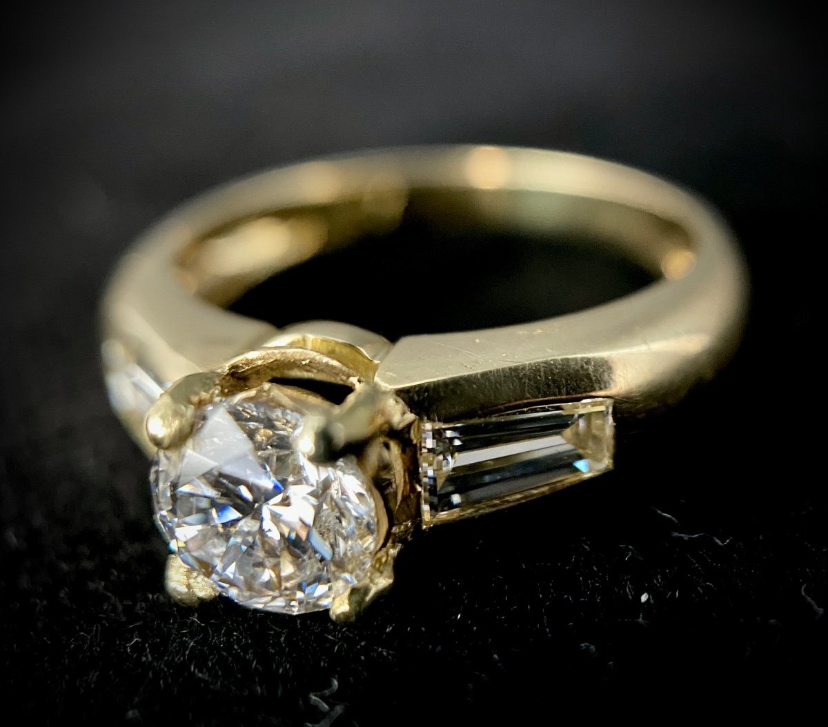 18k Yellow Gold Ring Set With A 0.75 Carat (vs-g/h) Brilliant And 2 Trapezoid Diamonds 0.50 Ct-photo-2