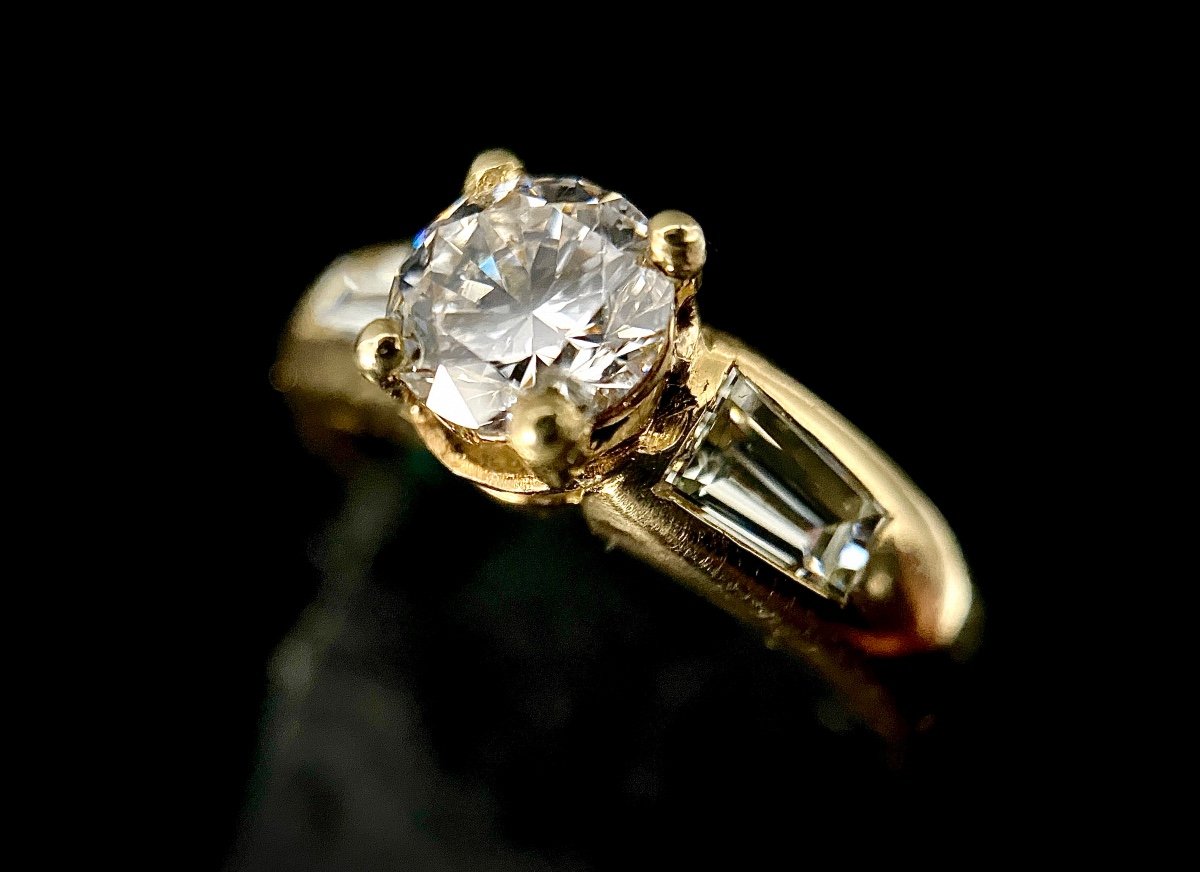 18k Yellow Gold Ring Set With A 0.75 Carat (vs-g/h) Brilliant And 2 Trapezoid Diamonds 0.50 Ct