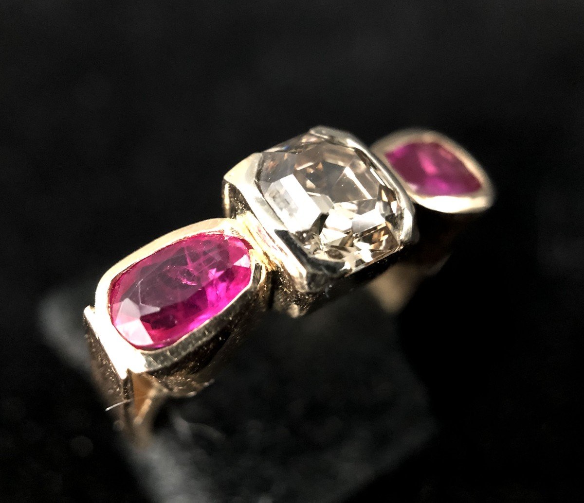 18k Gold Ring With Emerald Cut Diamond 1.20 Carats And Two Rubies-photo-2