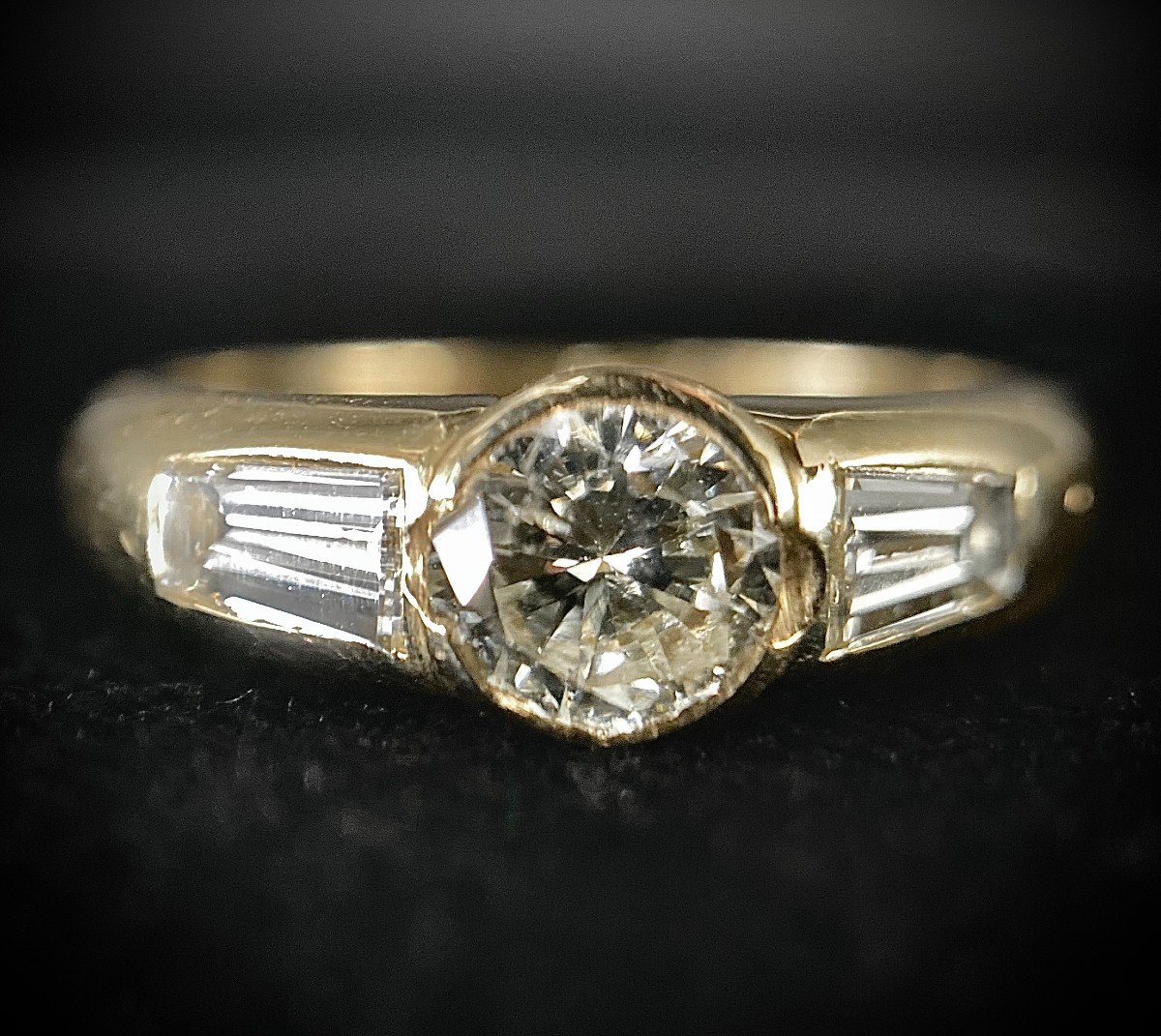 Bague Or Jaune 18k Avec 1 Diamant de 0,55 carat et 2 baguettes 0,50 carat-photo-3