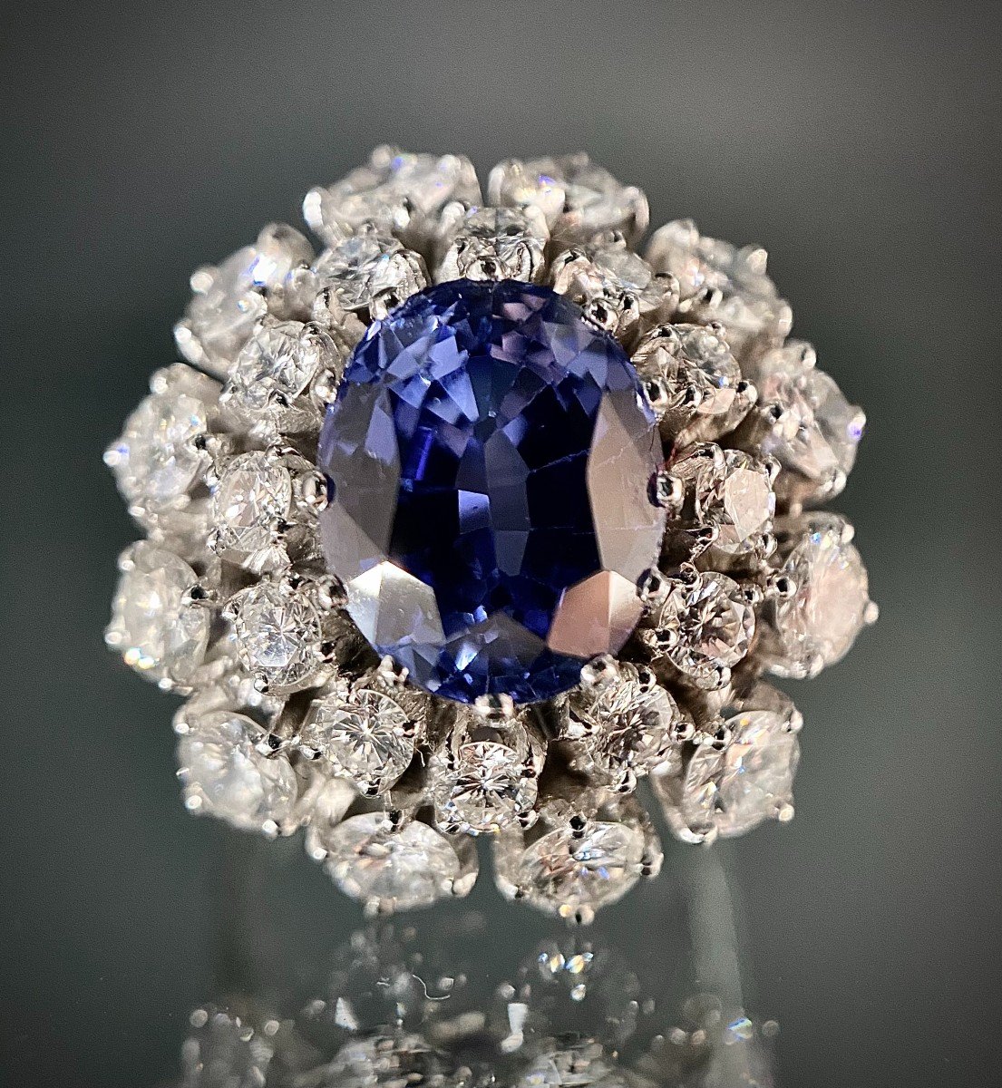 Ring With 4.07 Carat Sapphire And 2.70 Carats Of Brilliants-photo-2